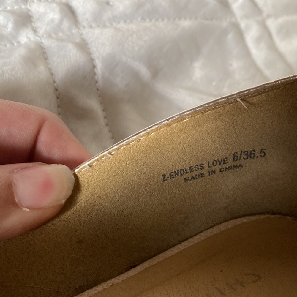 Chinese Laundry Cream and gold flats - Picture 6 of 7